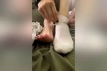 Amateur Girlfriend Removes Her White Socks And Shows Her Hot Feet - free porn video