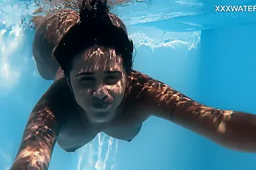 Venezuelan Juicy teen Showing Big Tits Underwater - free porn video