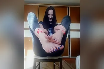 Playful Amateur Hottie Her Oily Feet And Long Toes With Sexy Nail Polish - free porn video