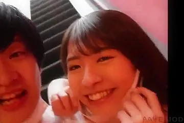 While paying attention to my surroundings in the car, I kiss her and give her a hand job to make him ejaculate. ​ - free porn video