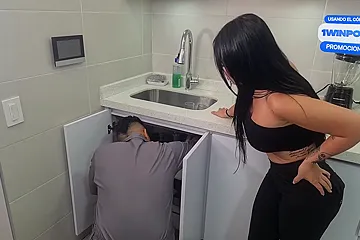 Cachonda Colombiana Seduce Al Plomero Y Termina Cabalgando Su Verga - Alejandra Palacios - free porn video